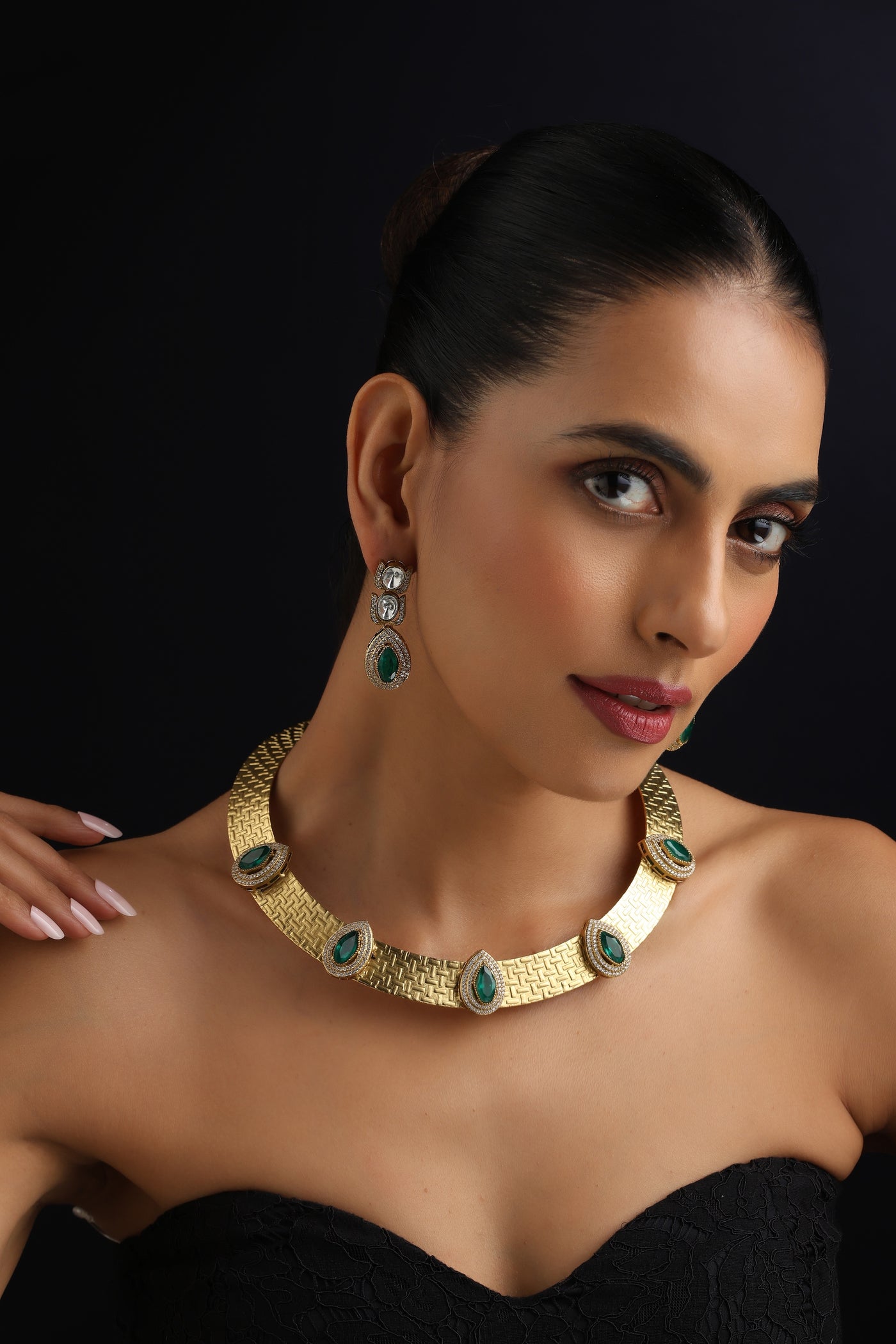 Yaasi Emerald Hasli Necklace Set